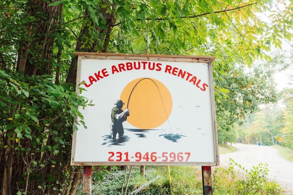 Arbutus Lake 3 Bedroom Cottage Traverse City Exteriér fotografie